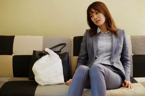 帰宅後にソファーに座る