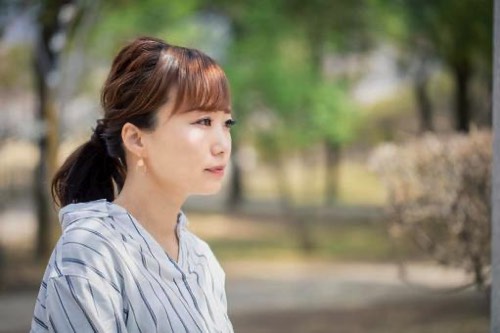 心配で見つめる女性