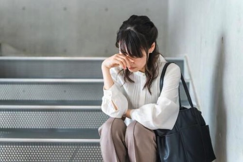 疲れてしゃがみ込む女性