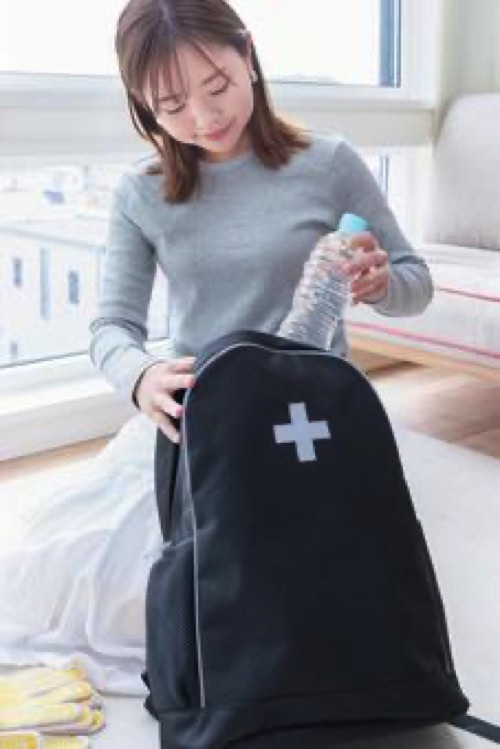在宅避難の準備する女性