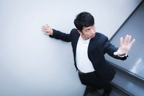 パントマイムの練習をする男性