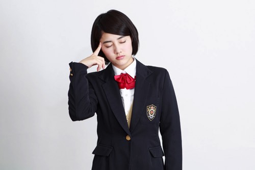 記憶を辿る女性