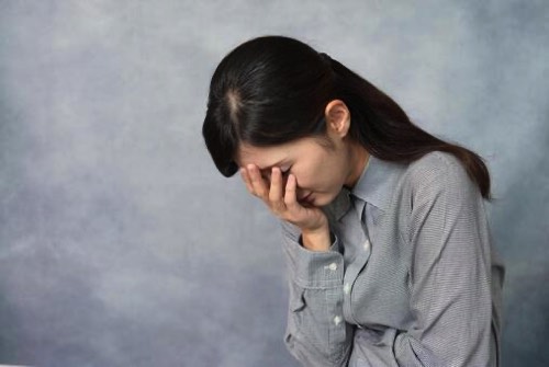 悩む女性