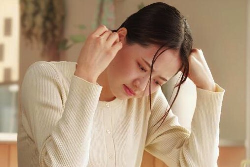 悩む女性