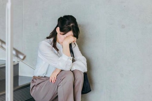 会談で悩む女性