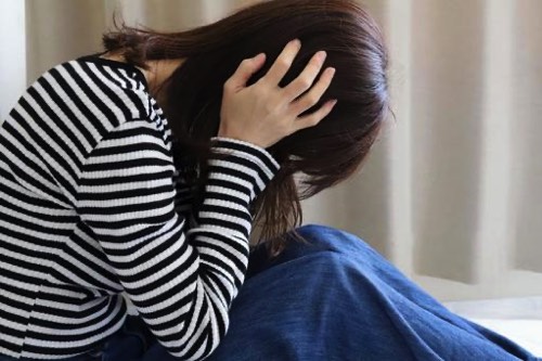 悩む女性