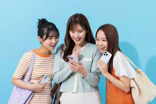 みんなでスマホを眺める