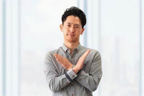 ダメ！を表す男性