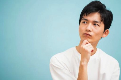 考え込む男性