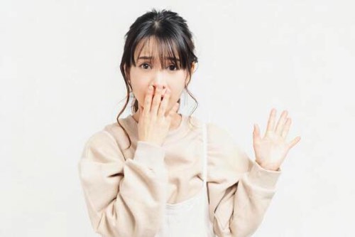 想定外に驚く女性