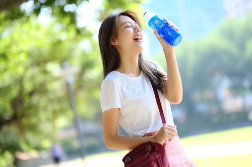 スポーツドリンクを飲む女性