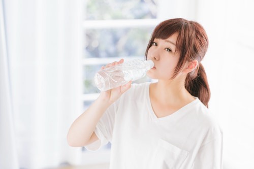 水分補給する女性