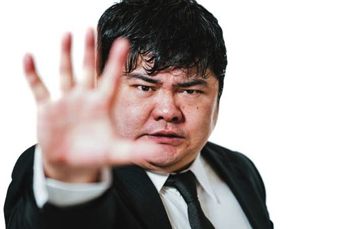 止める男性