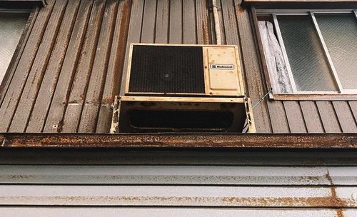 古びたエアコン室外機