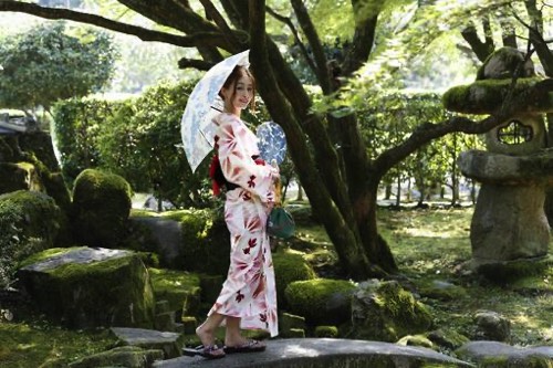 夏の女性と日傘