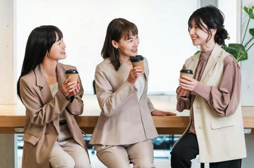 休憩する女性達
