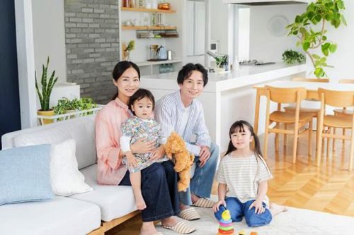 リビングでくつろぐ家族