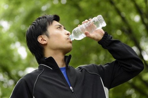 水分補強する男性