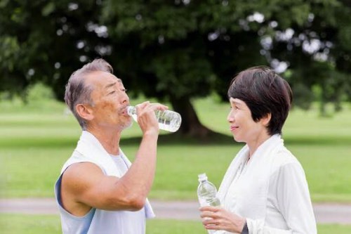 水分補強するシニア世代