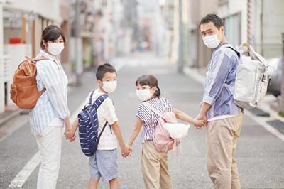 災害時に手を繋いで避難する家族