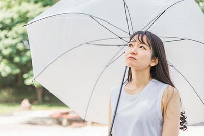 大雨の日に傘をさす女性