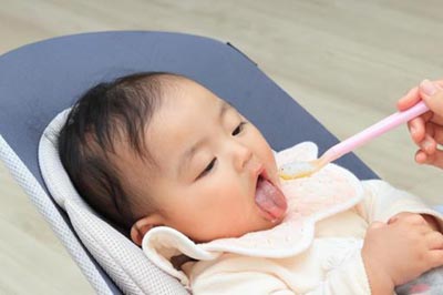 離乳食を食べる赤ちゃん