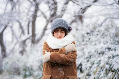 冬に寒がる女性