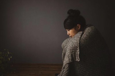 暗闇で怯える女性