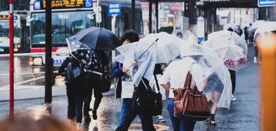 大雨の中を歩く人々