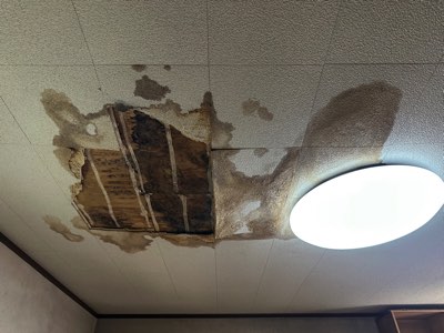 雨もりによる天井材の落下被害