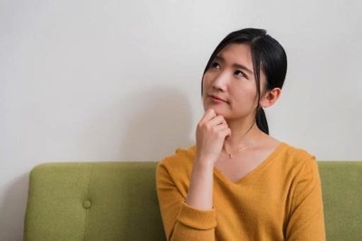 ソファーで考える女性