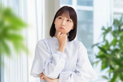 リビングで考える女性