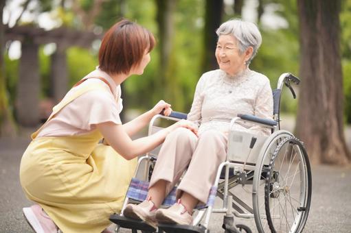 車椅子要介護者とケアマネージャー