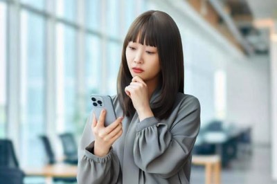 動画を疑う女性