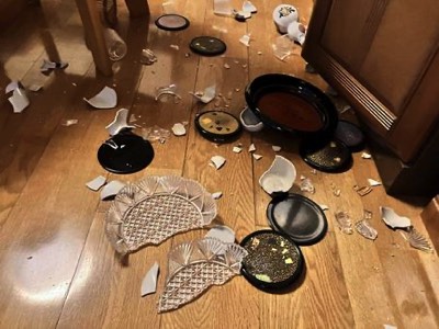 地震で散乱した食器