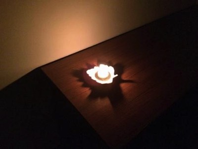 ロウソクに火を灯す