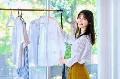 部屋干しして微笑む女性