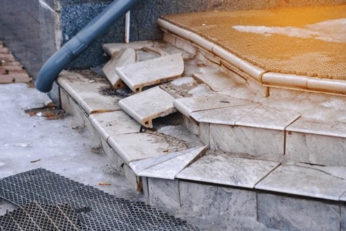 地震で破損した玄関共用階段