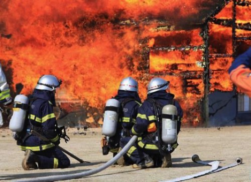 火災延焼消火する消防隊