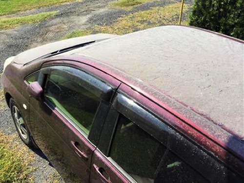 火山灰被害にあったバン自動車