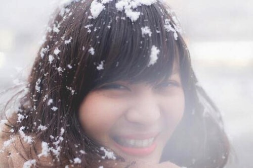冬息が白い女性