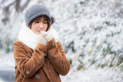 北陸の冬の女性