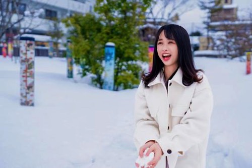 雪を掴む女性