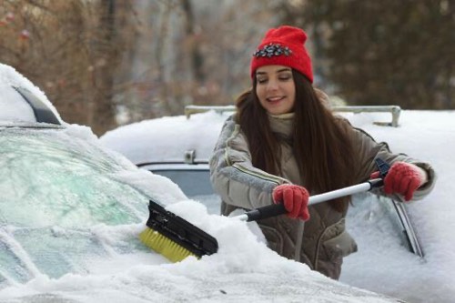 車を除雪する女性