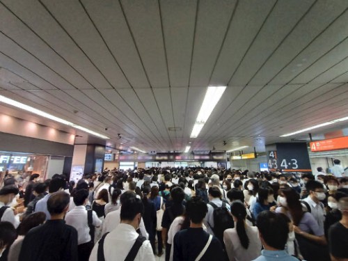 駅構内の人混み将棋倒しに注意