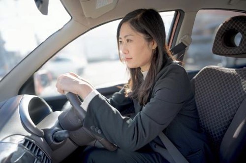 車の中で困る女性