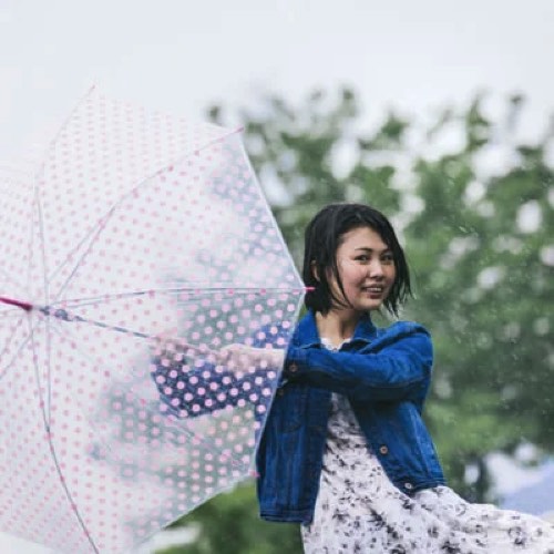 強風に煽られる女性