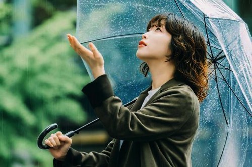 雨降りを感じる女性