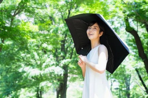 日傘をさす女性