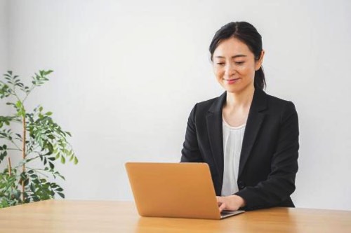 企画書を書く女性